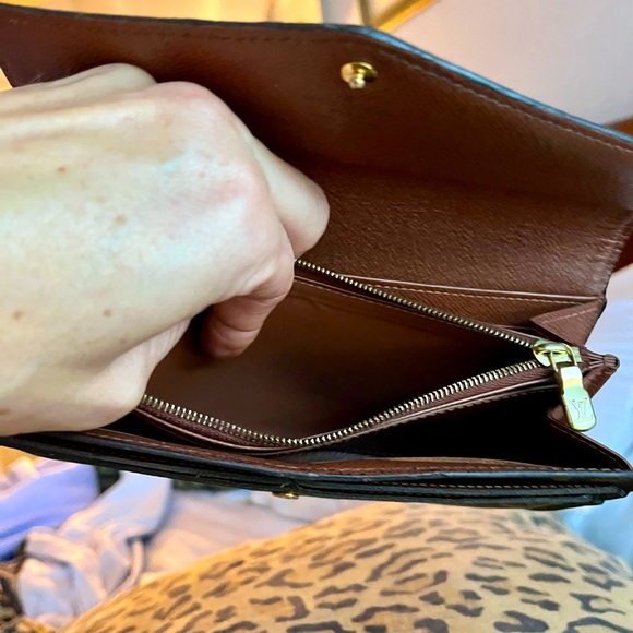 Louis Vuitton Sara wallet in LV stores now converted to optional crossbody - Picture 8 of 12